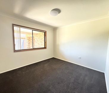 Location to Beach - 3 Good Size Bedrooms - Ensuite to Master - Air Con - Photo 3