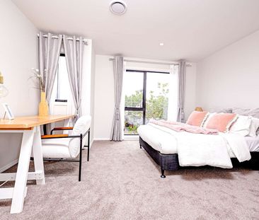 Modern Family Living in Mangere East - Photo 2