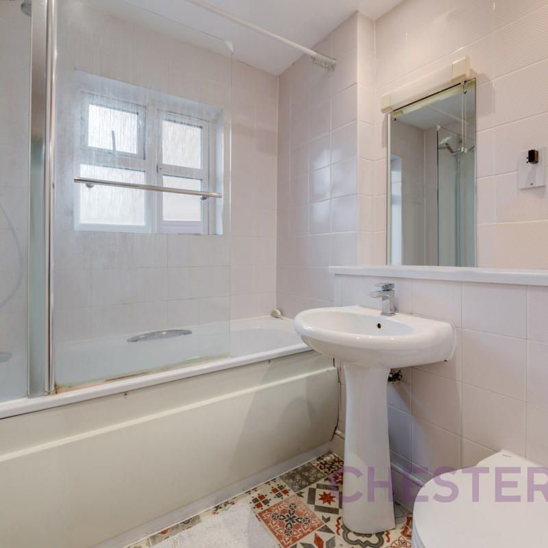 3 bedroom house in London - Photo 1