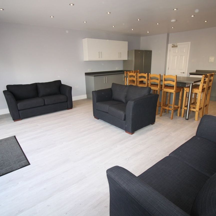 8 Bed Terraced House, Livingstone Road, SO14 - Photo 1