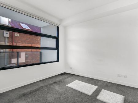 Spacious, low maintenance living - Photo 2