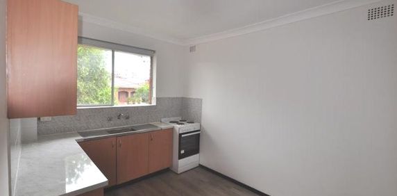 2 Bedroom Unit In Convenient Location - Photo 2