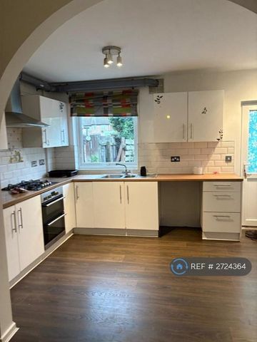 3 bedroom semi-detached house to rent - Photo 5