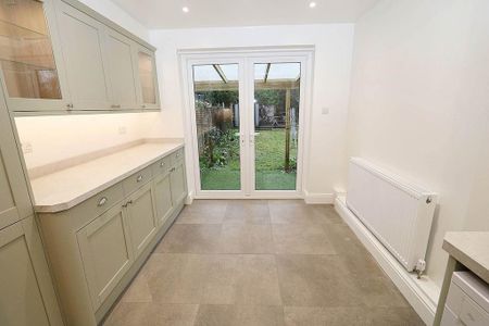 4 bedroom semi-detached house to rent - Photo 5