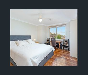 Large, Modern Family Home with Swimming Pool - Photo 6