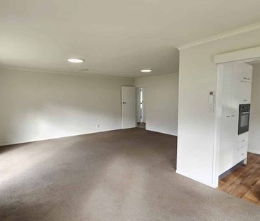 3 brms, tandem garage, handy location - Photo 1
