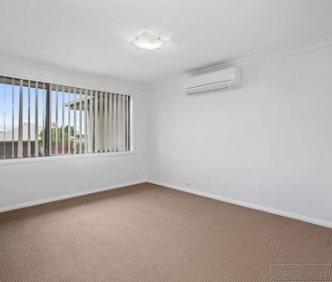 8 Lapwing Street, Aberglasslyn NSW 2320 - House For Rent | Domain - Photo 5