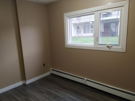 405 LORNE ST N 2 BEDS - Photo 4