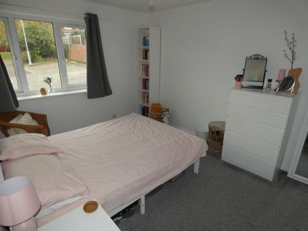 1 bed House - To Let - Photo 2