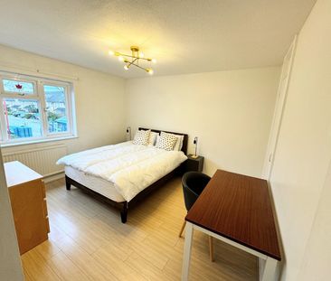 3 Bed Terraced House, Storks Road, SE16 - Photo 1