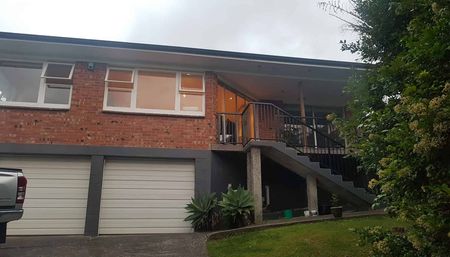 Magical Melton - big bathroom & massive yard - Photo 3