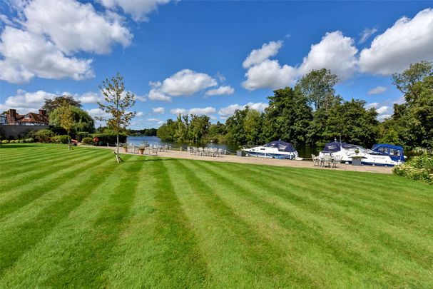 A three-storey townhouse in a much sought after private estate on the banks of the River Thames in Bray. - Photo 1