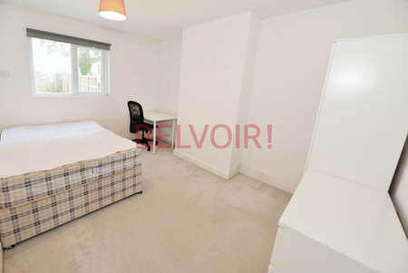 5 bedroom semi-detached house to rent - Photo 2