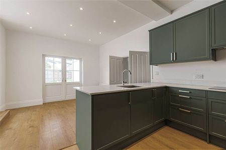 A newly renovated 3 bedroom ground floor maisonette within a charming Victorian conversion, spanning over 1400 sq ft. - Photo 5