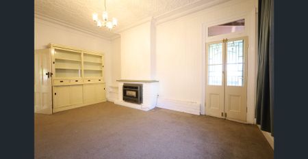 Graceful and classic residence for rent- available now - Photo 2