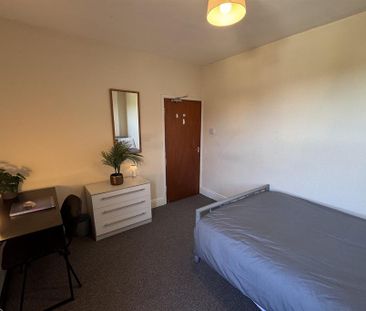 4 bedroom semi-detached house to rent - Photo 2