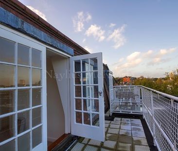 One double bedroom unfurnished top floor flat with a roof terrace - Photo 1