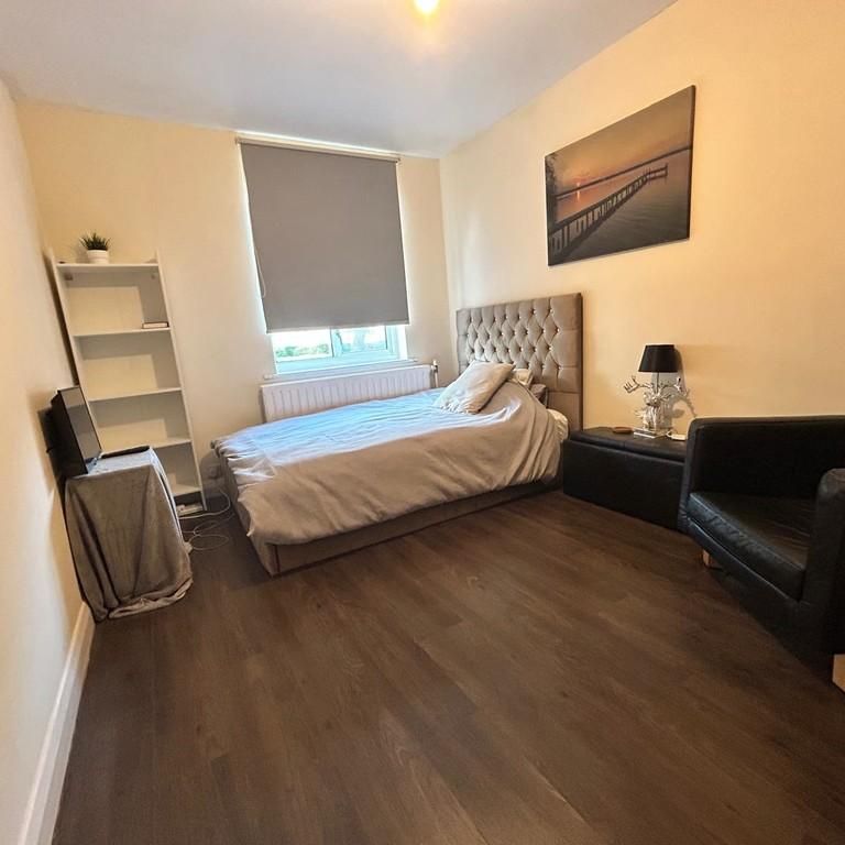 1 bedroom in a house share to rent - Photo 1