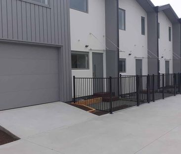 Modern 3 Bedroom 2 Bathroom Townhouse - Photo 2