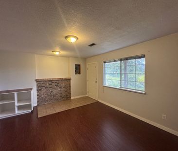 Spacious Home With 2 Kitchens - Photo 4