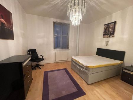 3 bedroom flat to rent - Photo 4