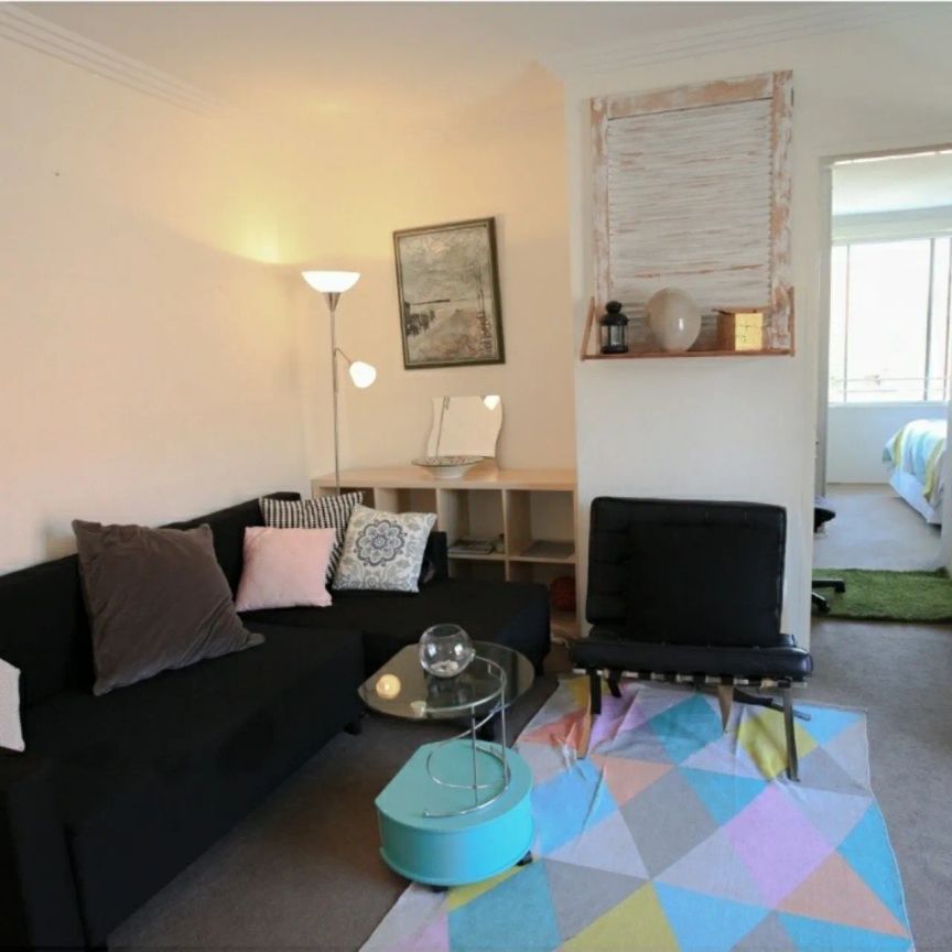 Sun-filled and north facing top floor apartment - Photo 1