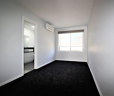 2 BEDROOM TOWNHOUSE IN GREAT LOCATION - Photo 1