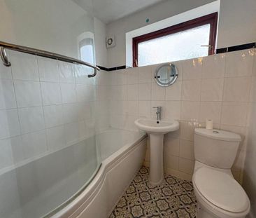 2 bedroom mews to rent - Photo 6