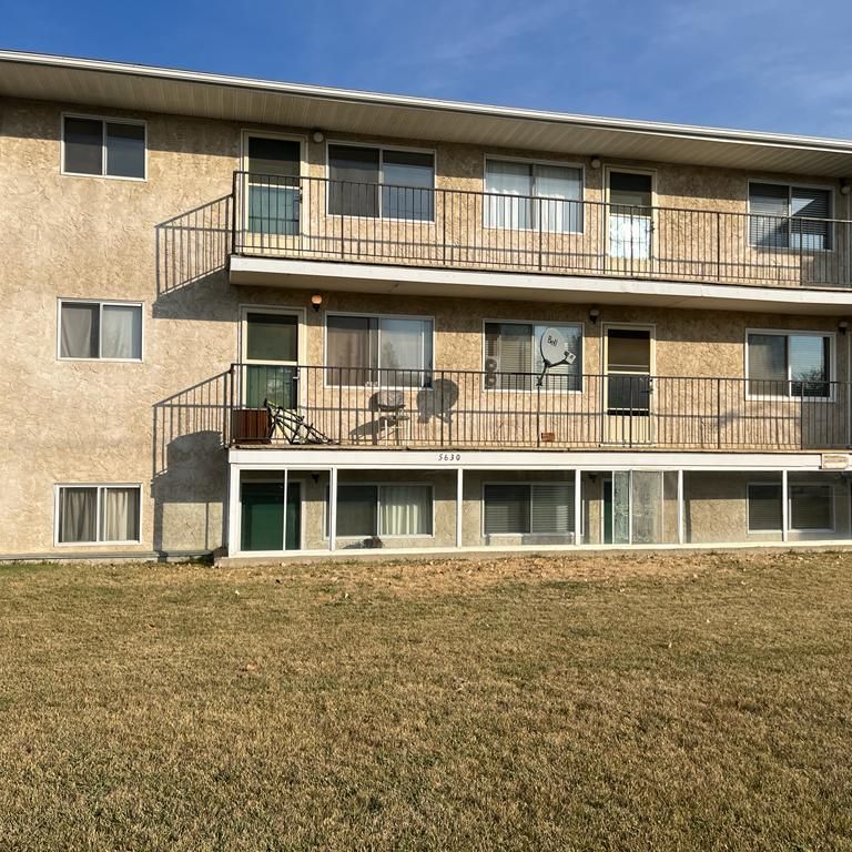 Bright 2 Bedroom Unit By Red Deer College!! - Photo 1