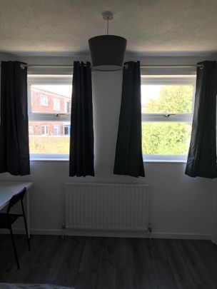 5 bed house to rent in Stanley Wooster Way, Colchester - Photo 1