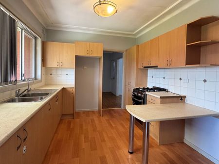 Spacious Four Bedroom Home - Photo 5