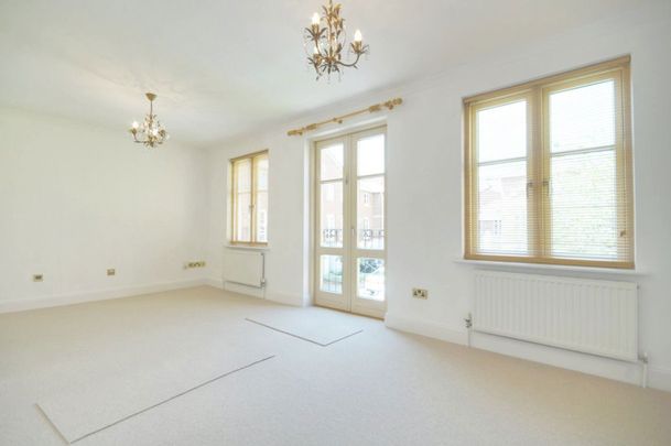 A 3 Bedroom House in Chelsea Square GL50 3RG - Photo 1