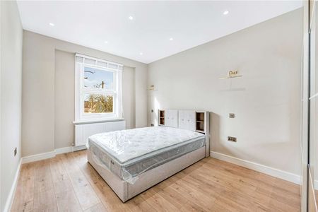 An exceptional one bedroom first floor apartment set within an elegant period building in the heart of Ealing - Photo 2