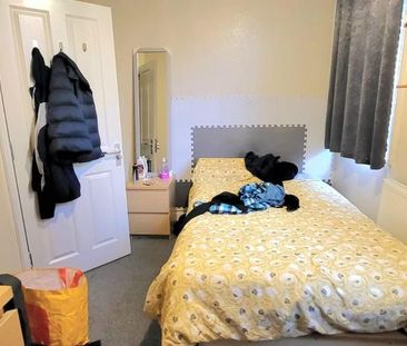 5 bedroom semi-detached house to rent - Photo 3
