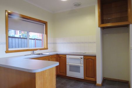 Neat one bedroom flat close to all amenities - Photo 2