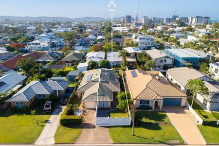 Prime Palm Beach living on Hawaii Avenue - Photo 4