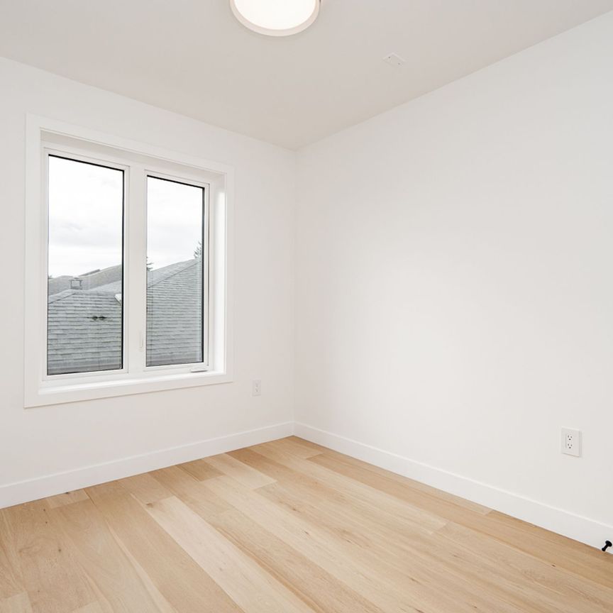 Contemporary Family Townhome in Prime Oakridge Location - Photo 1