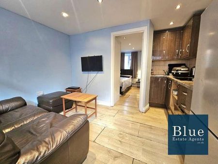 Unwin Avenue, Feltham, TW14 - Photo 2