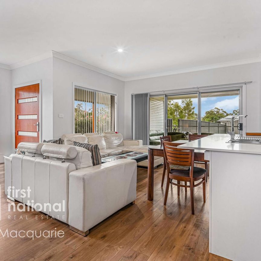 LARGE 4 BEDROOM TOWNHOUSE - Photo 1
