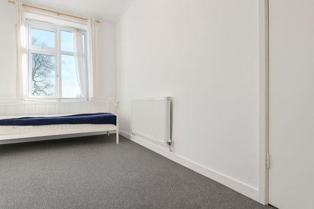 3 bedroom flat to rent - Photo 4