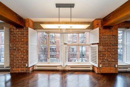 Prestigious Yaletown Loft in Iconic Heritage Conversion - Photo 4