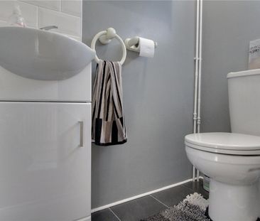 Lea Springs, Fleet, Hampshire, GU51 - Photo 1
