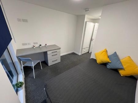 1 bedroom in a flat share to rent - Photo 2