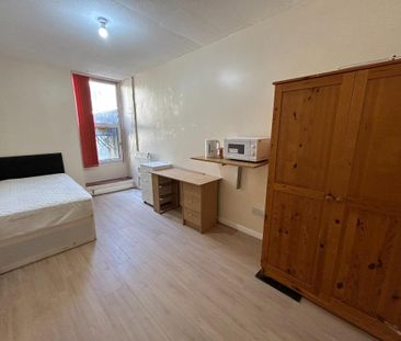 1 bedroom in a house share to rent - Photo 2