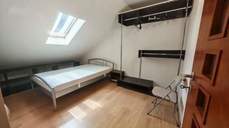 Inchiriez apartament 3 camere, spatios, central, et.5 + mansarda - Photo 4
