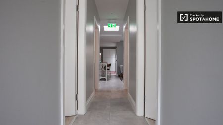 Small, bright room in 9-bedroom house - Stoneybatter, Dublin - Photo 4