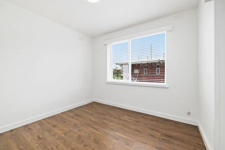 Refurbished One Bedroom Apartment – Great Location! - Photo 3