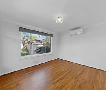 BOUTIQUE FAMILY HOME LOCATED IN A QUIET STREET - Photo 3