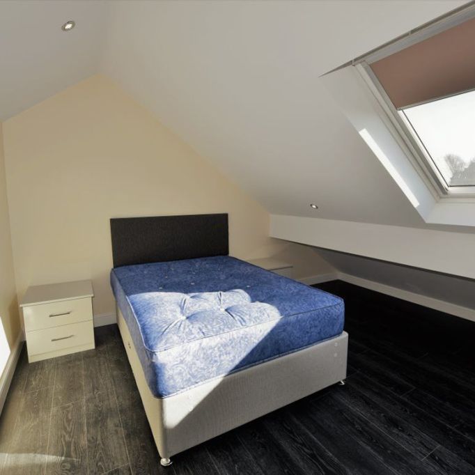 1 bedroom Flat in Woodsley Road, Leeds - Photo 1