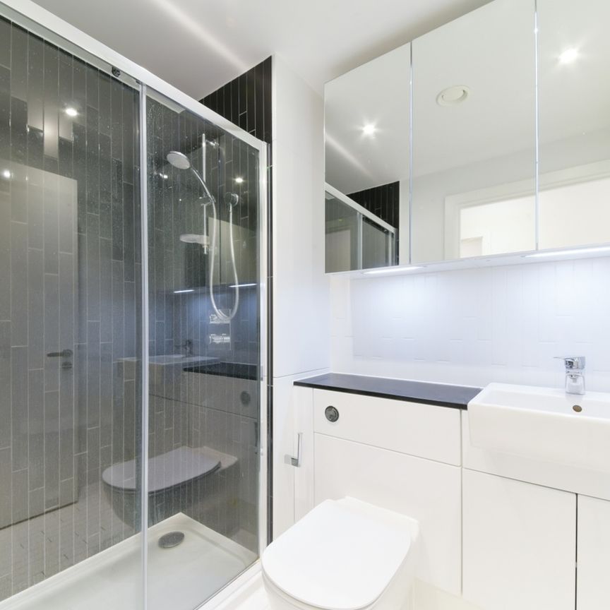3 Bed Flat, Hurlock Heights, SE17 - Photo 1